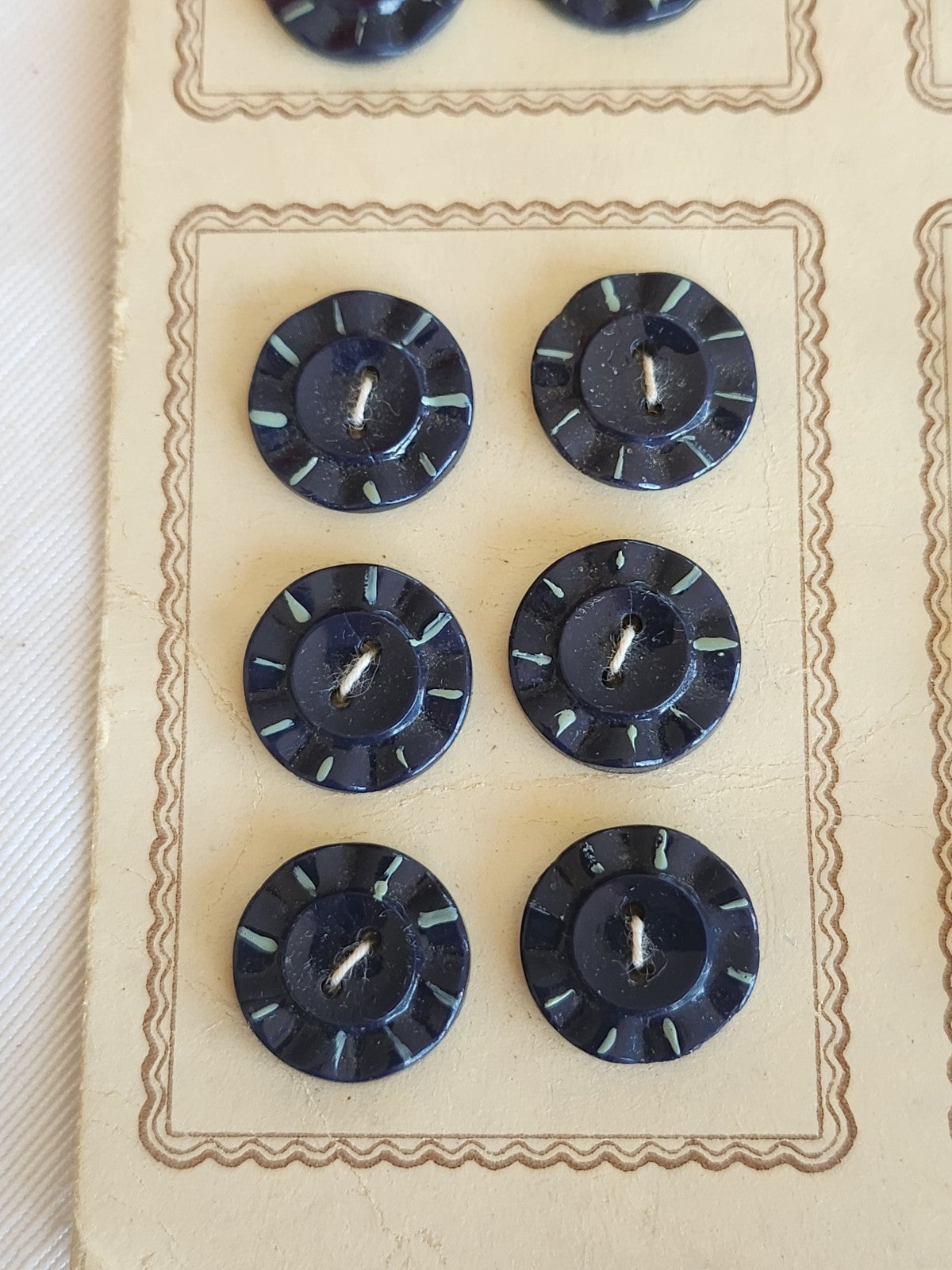 plaque lot 24 boutons anciens en verre bleu peint trous 1,2 cm ou 12 mm