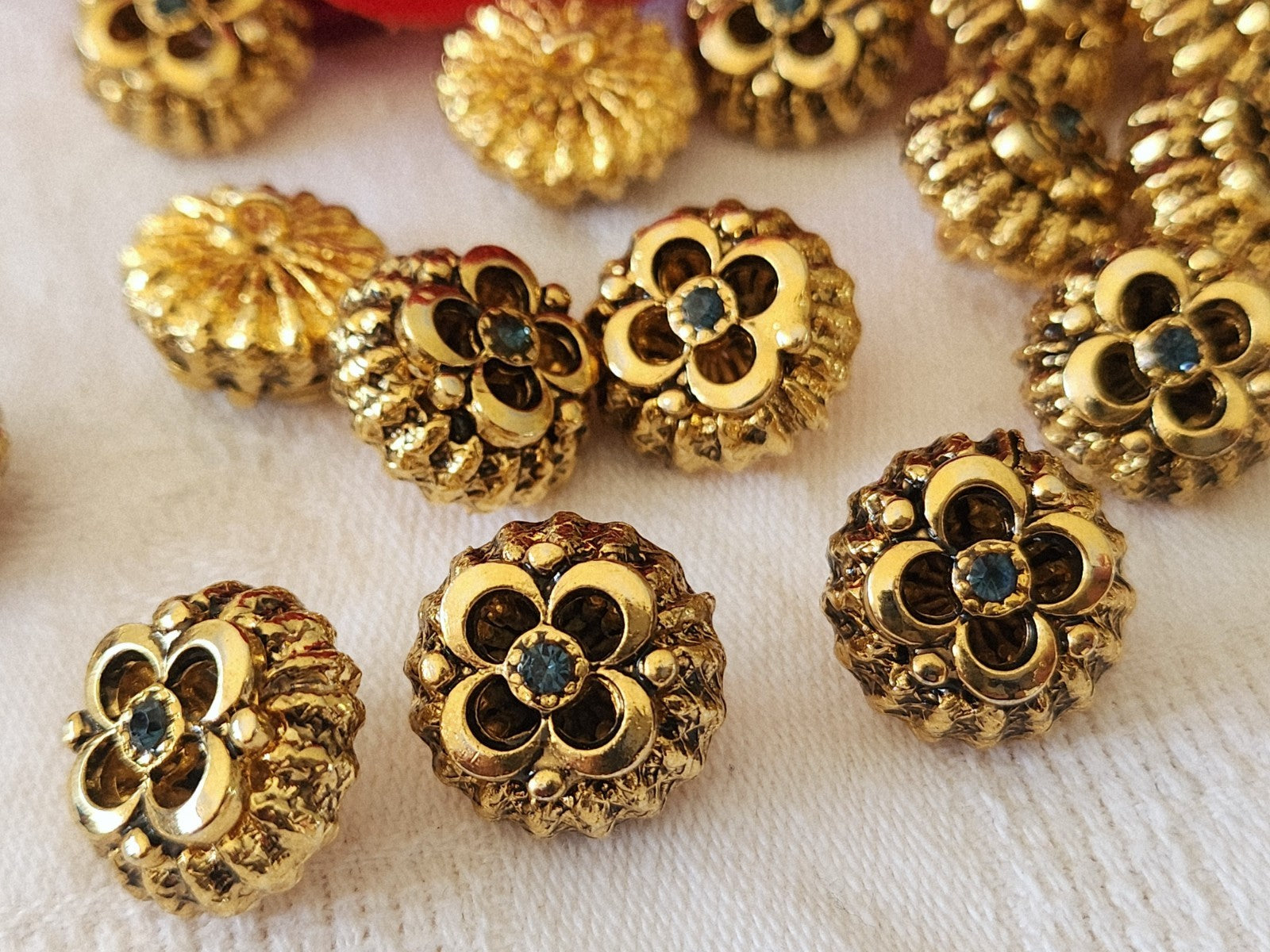 Lot 5 boutons vintage en métal doré volume coeur strass bleu 1,5 cm ref 3887