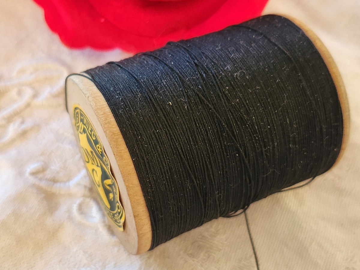 Grosse bobine en bois ancienne   6 fils  poids: 75 grammes DMC  12 noir
