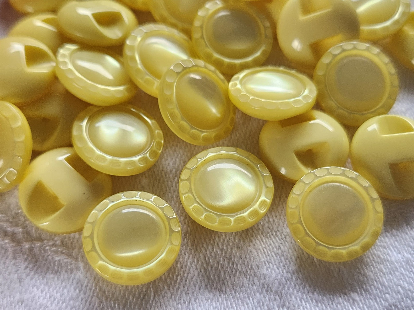 Lot 15 boutons vintage jaune  lumineux travaillé pied 1,4 cm ref 2423