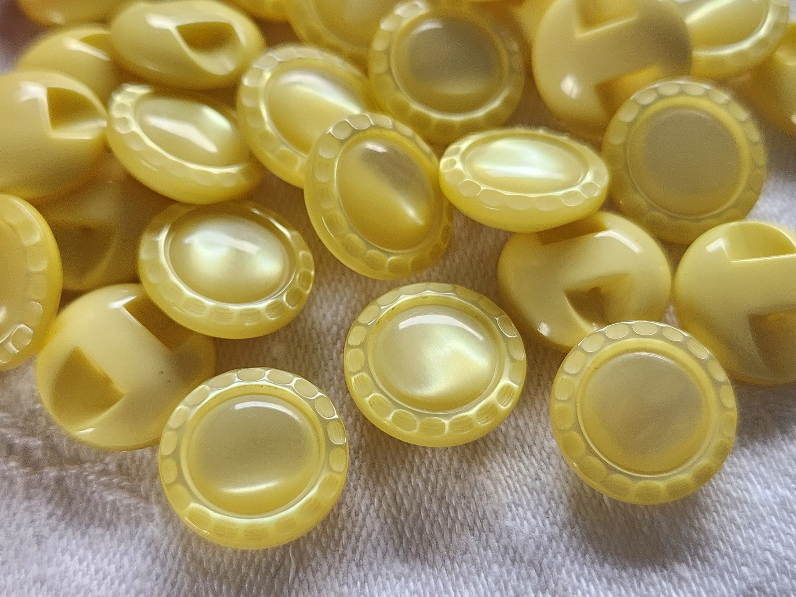 Lot 15 boutons vintage jaune  lumineux travaillé pied 1,4 cm ref 2423