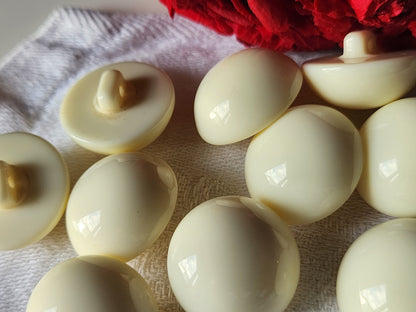 Lot 6  boutons vintage bombé lisse crème à pied  2 cm ref 5400