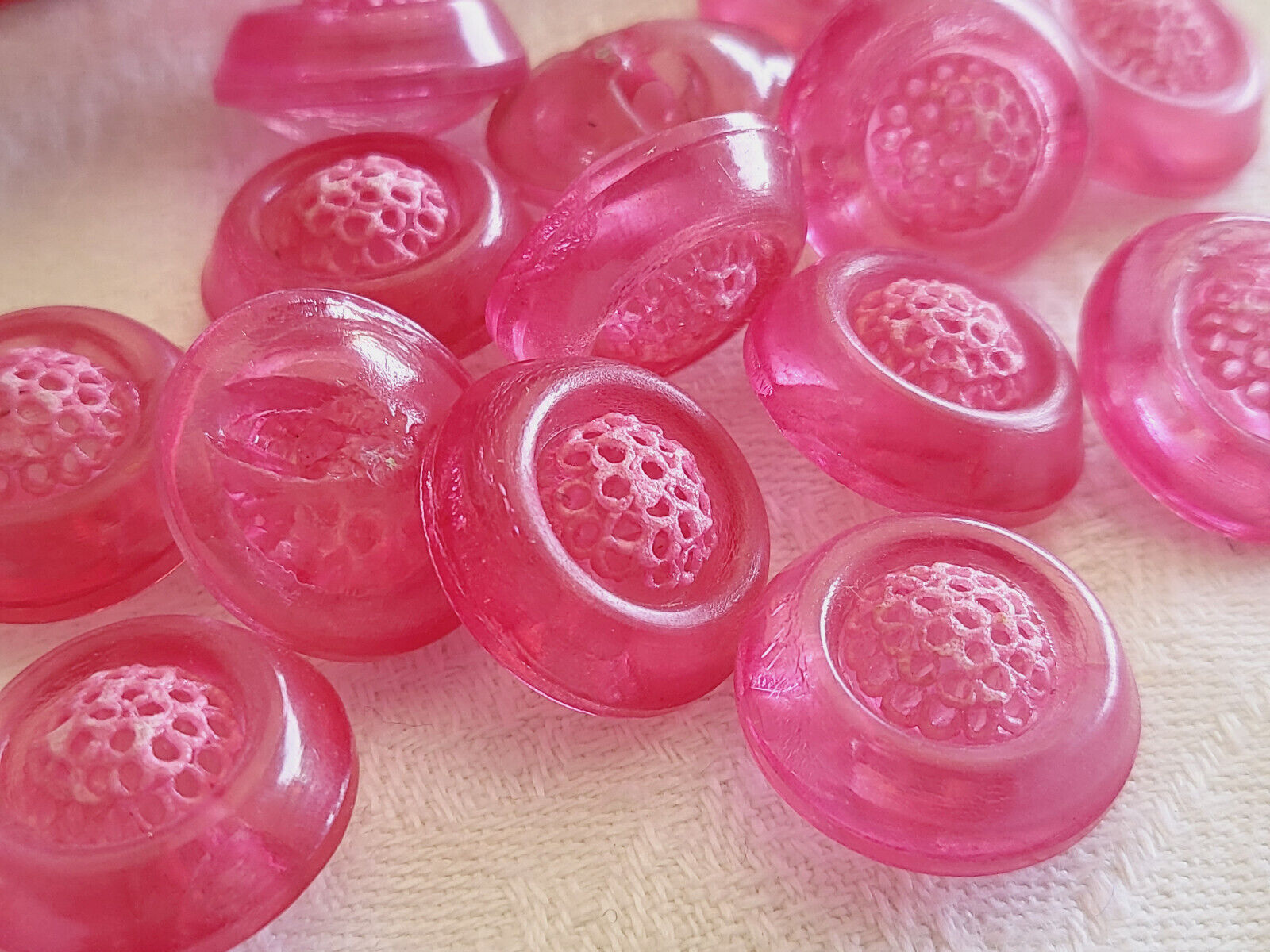 Lot 6 épais boutons  vintage  rose flashy résine à pied 1,7 cm ref 448