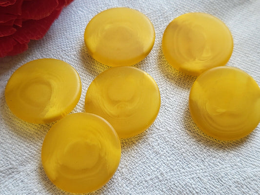 Lot 6 boutons vintage jaune effet corne à pied 2 cm ref 5568