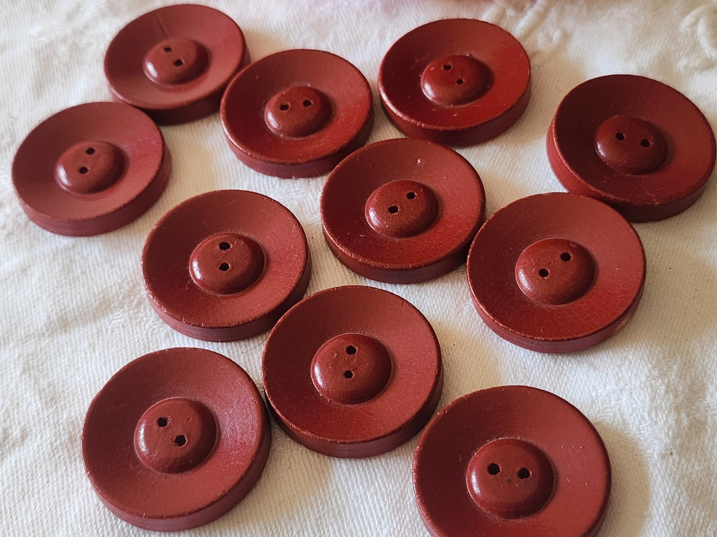 Lot 11 gros boutons anciens en bois rouge à trous 3 cm trous ref 6048