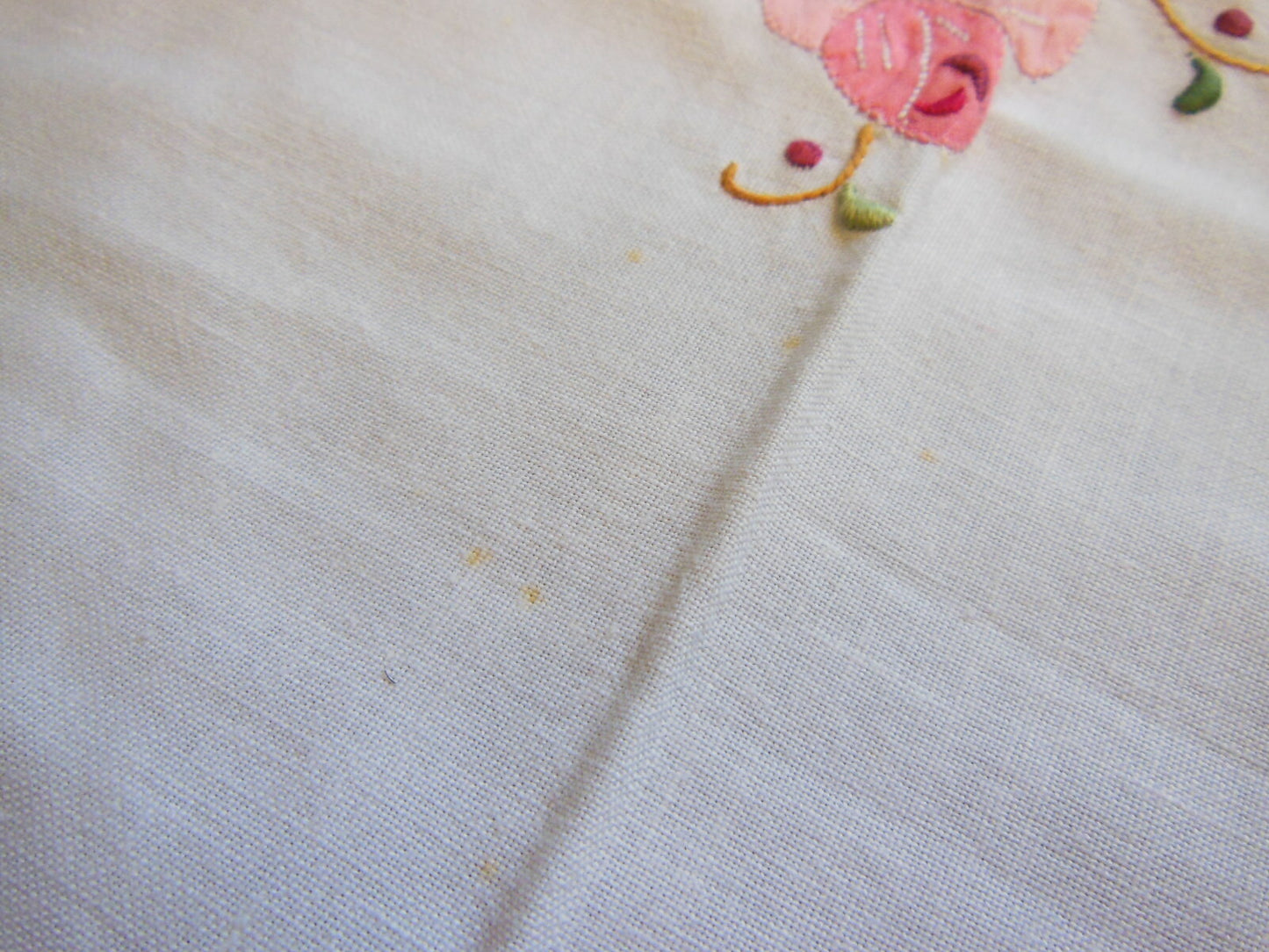 Napperon ancien motif broderie rehaussée de tissu jolie galon   B6