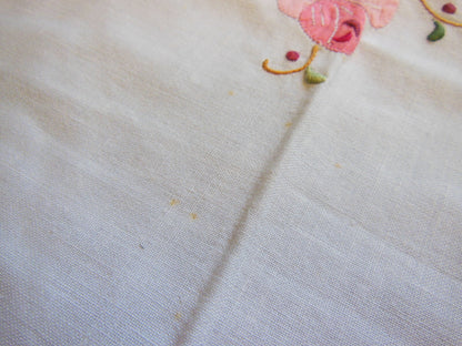 Napperon ancien motif broderie rehaussée de tissu jolie galon   B6