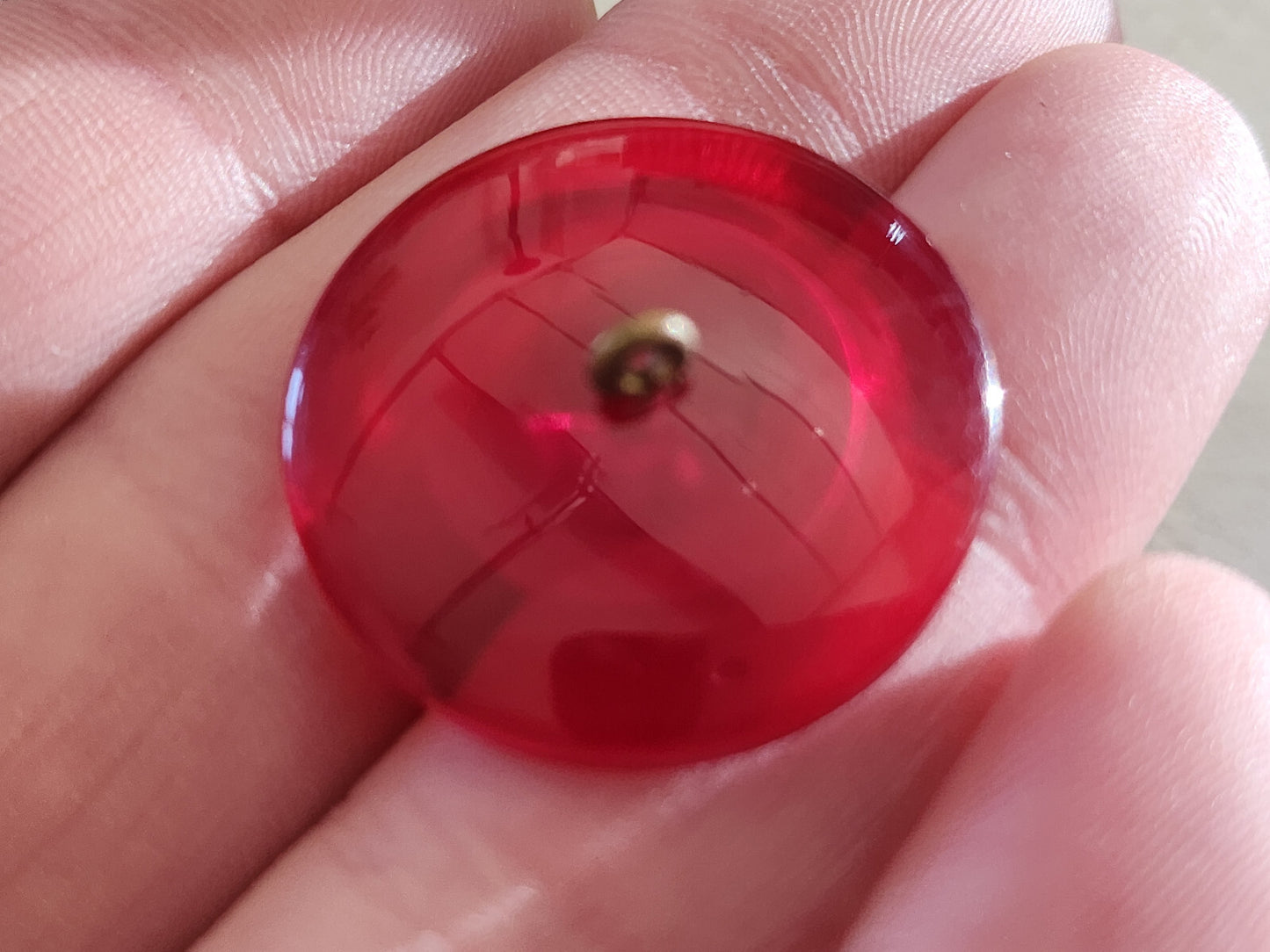 Gros bouton vintage rouge transparent pied laiton 2,7 ou 27 mm ref 232