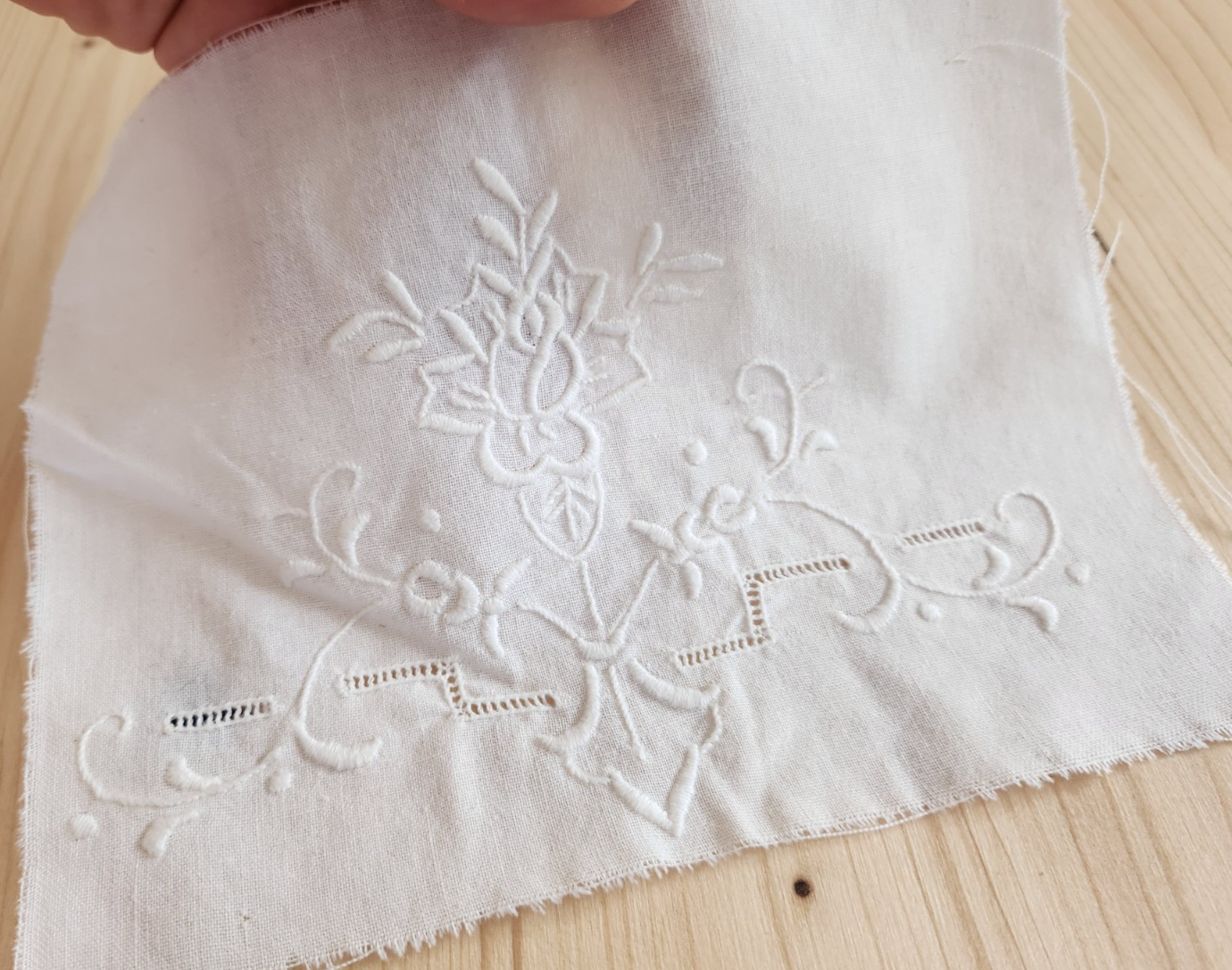 Broderie ancienne blanche pour création decor fleur ajouré T8