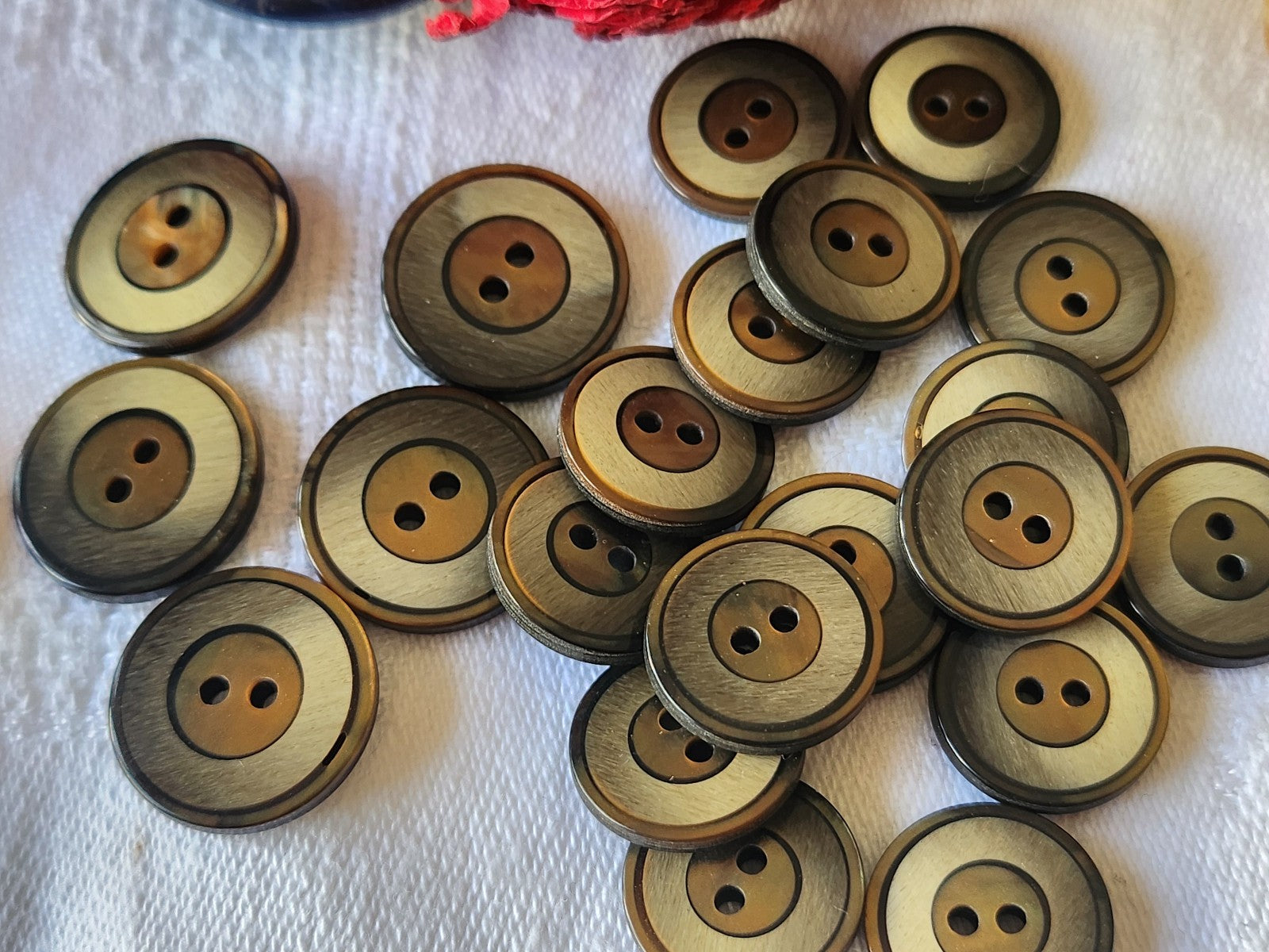 Lot 21  petits boutons vintage camaïeu marron 1,5 et 1,8 cm ref 5371