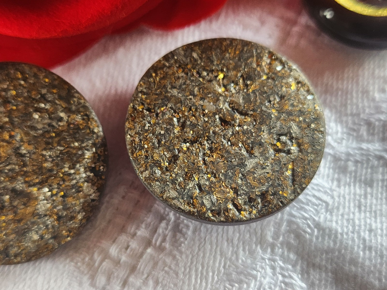 Duo boutons vintage  à pied  gris texturé paillette diamètre 2,7 cm D18B