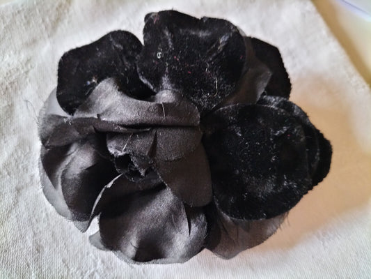 Grosse fleur ancienne noir  montée sur broche velours 11 cm sur 9 cm T0-82