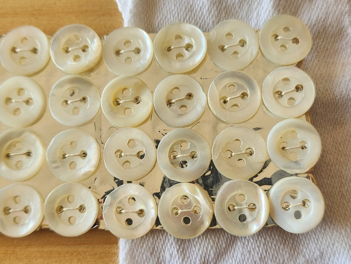 Plaque lot 36 boutons anciens en nacre blanc trous 1 cm corsage mini N°4