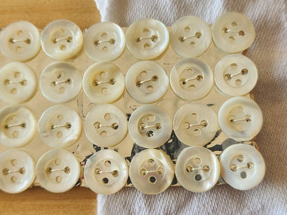 Plaque lot 36 boutons anciens en nacre blanc trous 1 cm corsage mini N°4