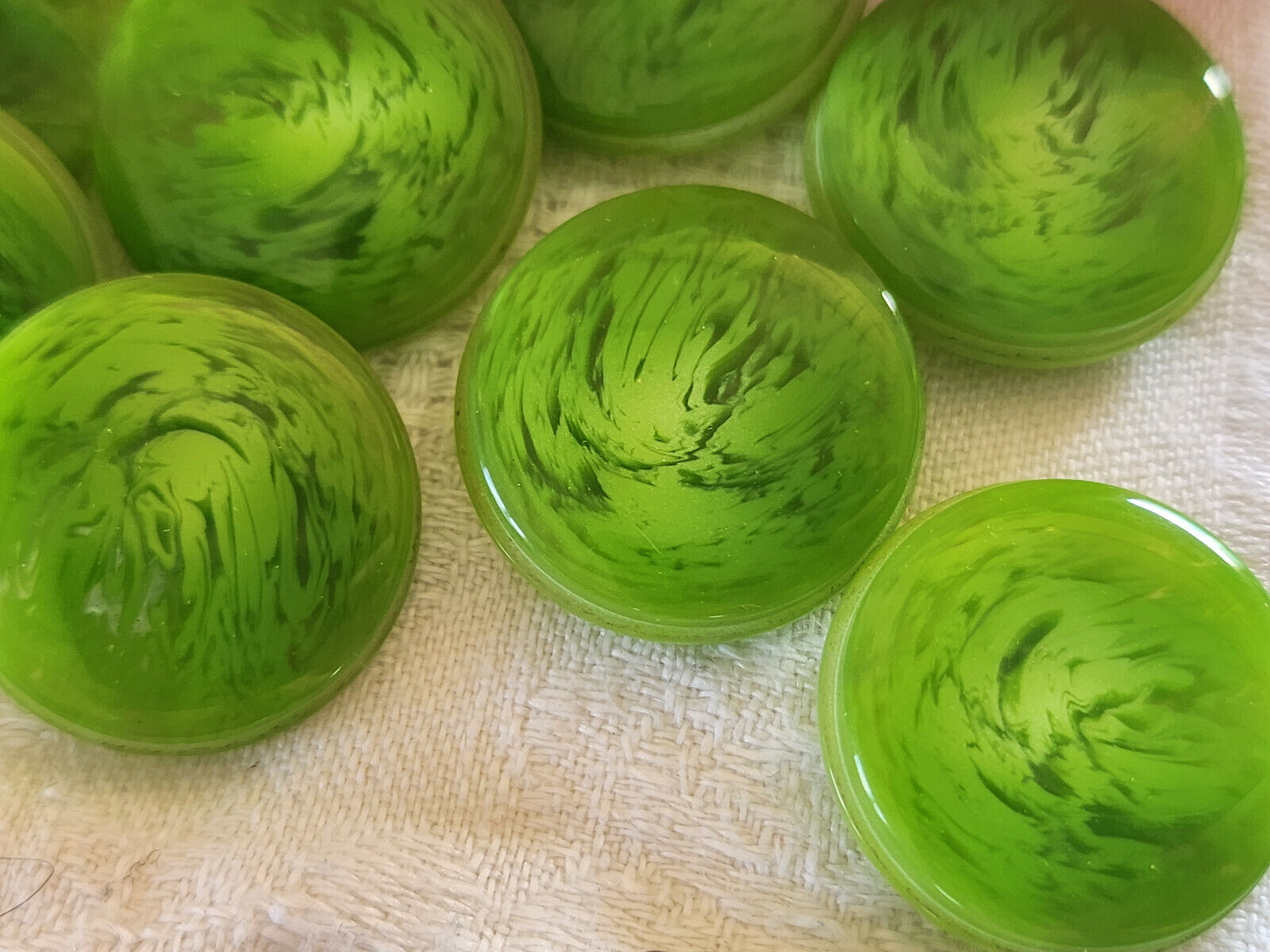 Lot 6 jolis boutons vintage vert transparent veiné à  pied  2,2 cm ref 0042