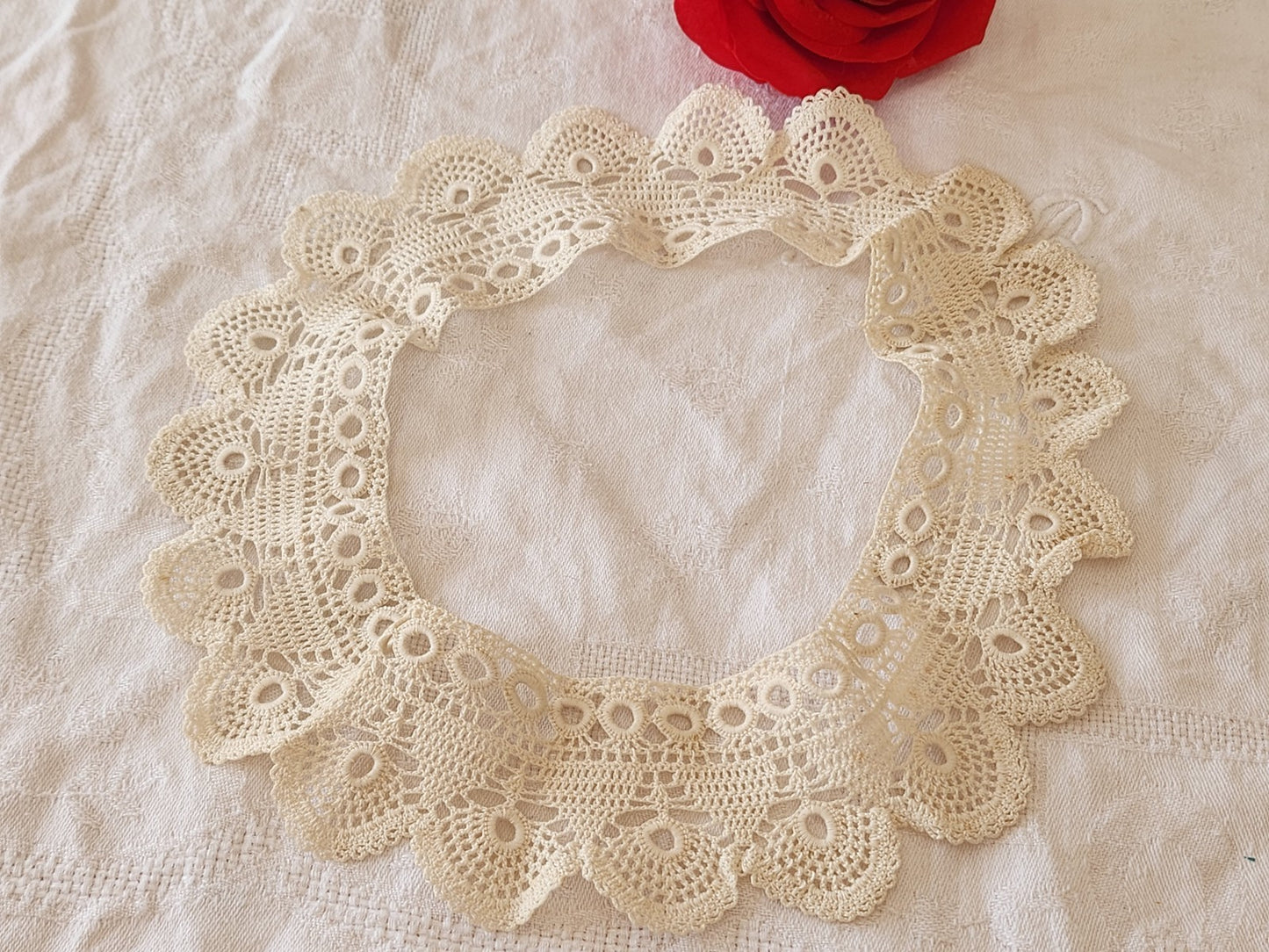 Encolure dentelle ancienne en un  seul tenant pourtour jupon poupée T2-4
