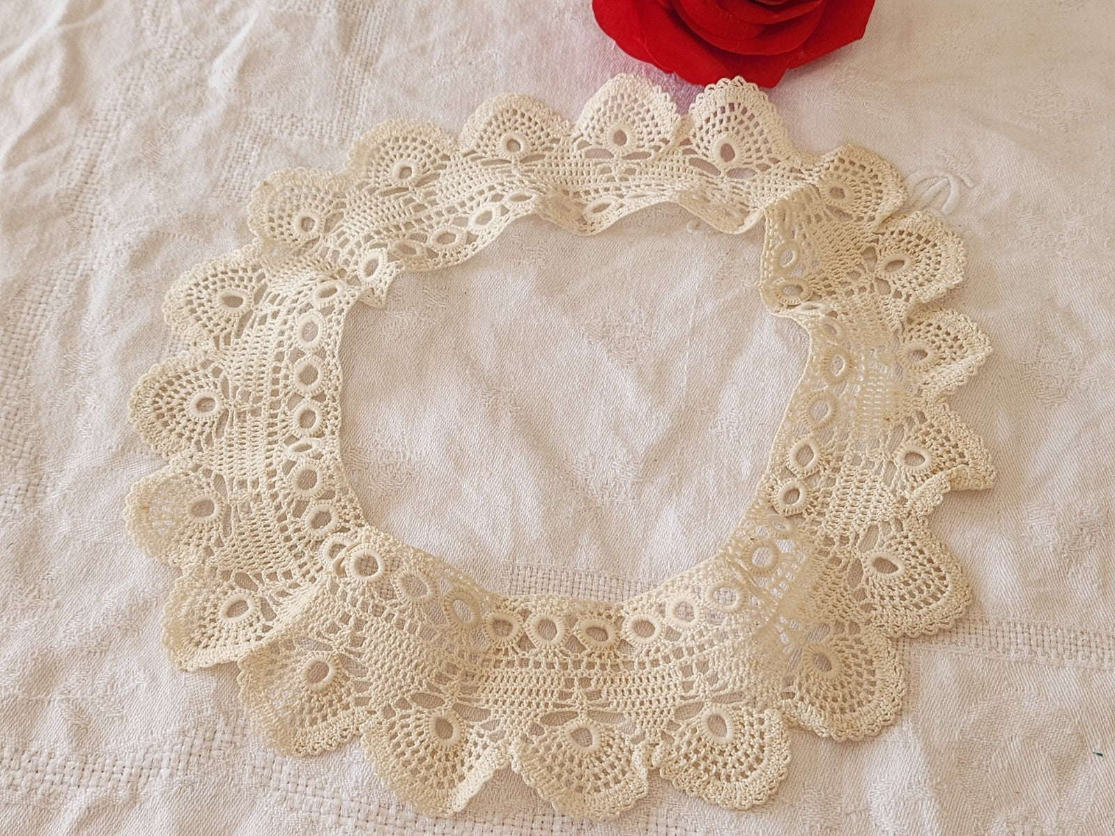 Encolure dentelle ancienne en un  seul tenant pourtour jupon poupée T2-4