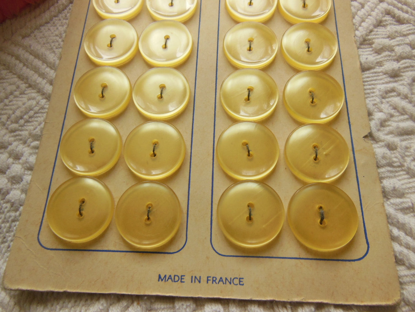 Plaque  24 boutons anciens jaune effet iminacre 2,1 cm 2 trous couture T18