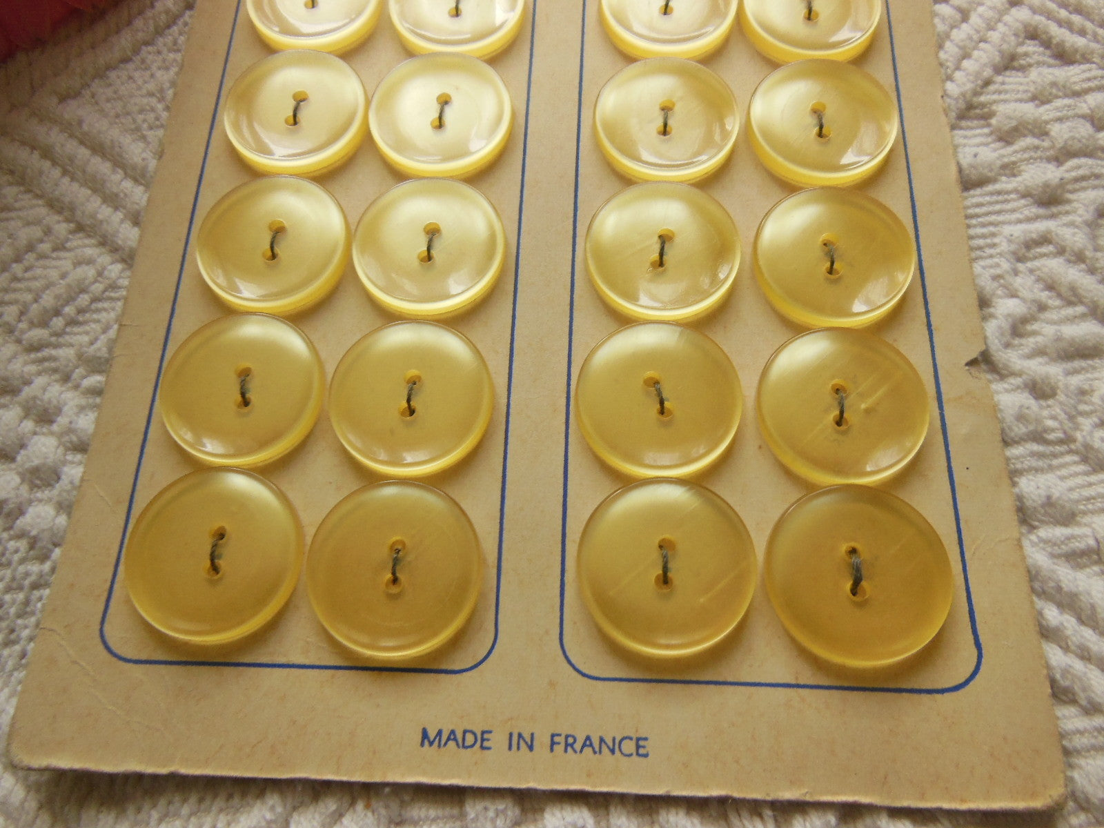 Plaque  24 boutons anciens jaune effet iminacre 2,1 cm 2 trous couture T18