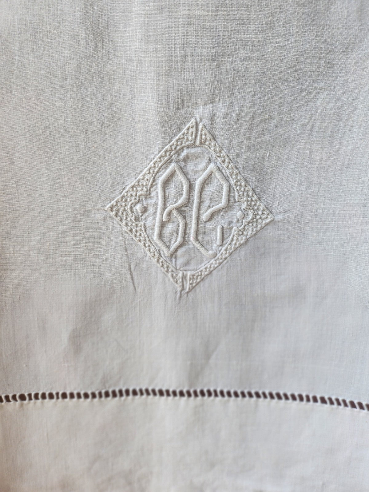 Ancien petit drap  monogramme BC enfant 84 sur 115 cm  B8