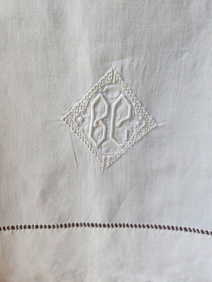 Ancien petit drap  monogramme BC enfant 84 sur 115 cm  B8