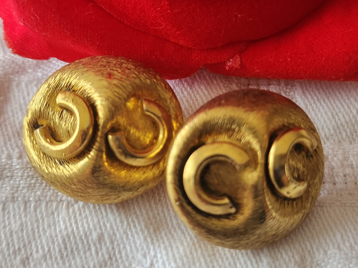 Duo boutons vintage en métal doré 2,2 cm sur 2,3 cm G12N