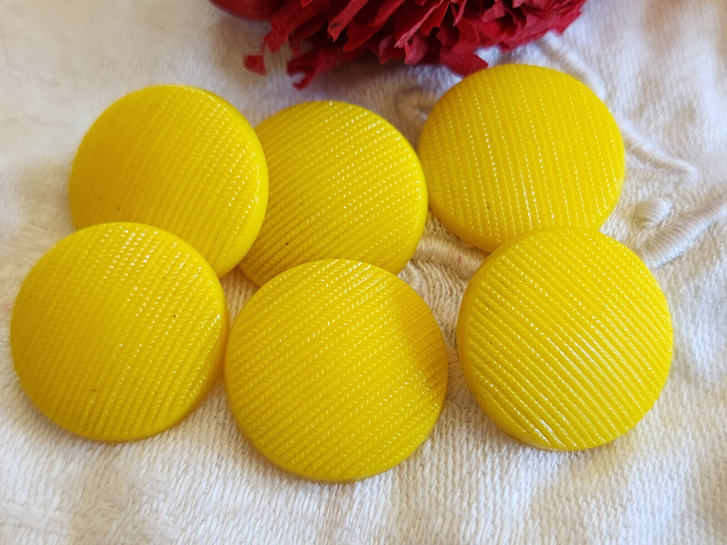 Lot 6 boutons vintage leger jaune texturé pied  2,2 cm ref 1950