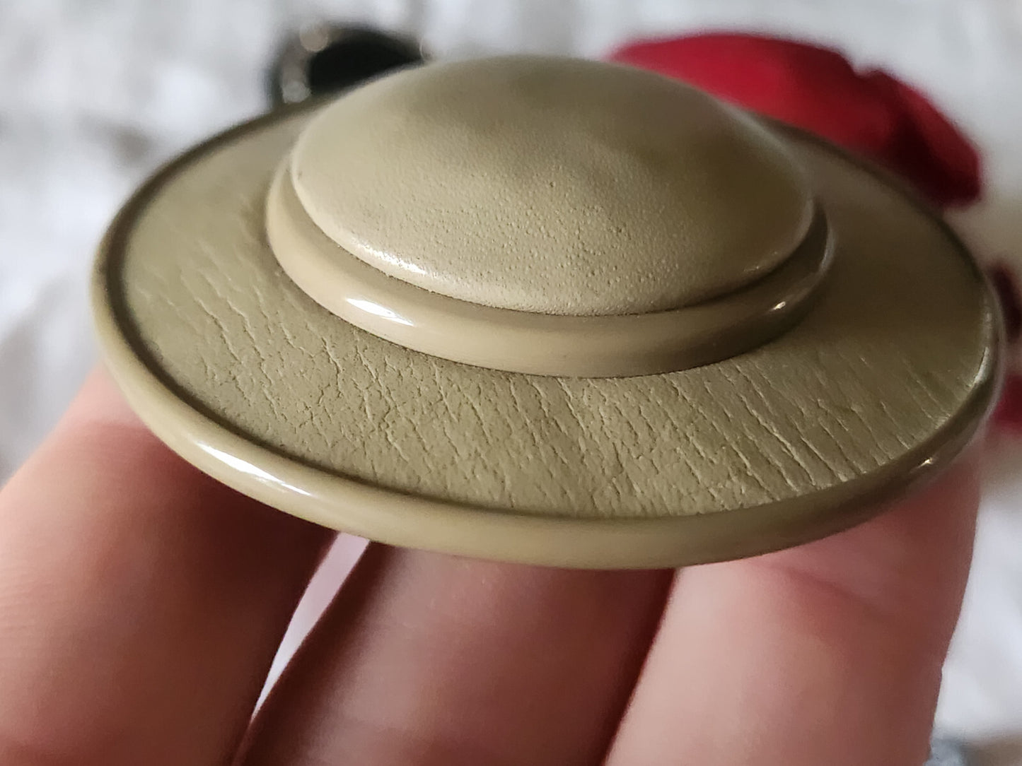 Enorme bouton ancien en cuir forme chapeau beige 6 cm ou 60 mm T7