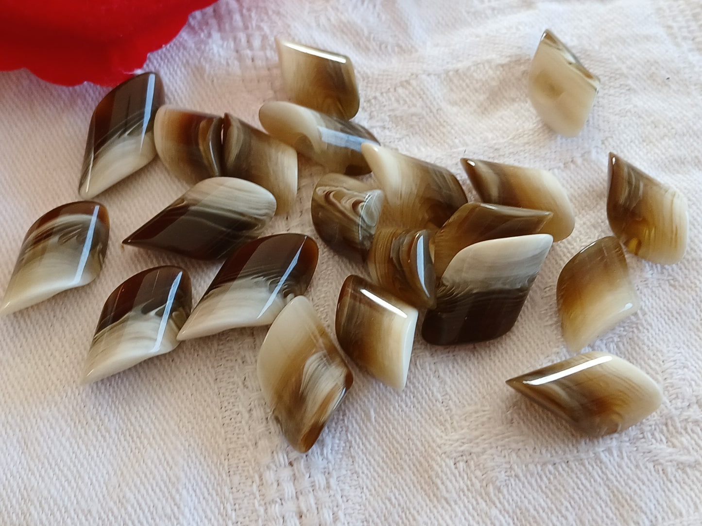 Lot 20 boutons vintage biseauté marron creme panaché 1,1 à 1,2 cm ref 6454