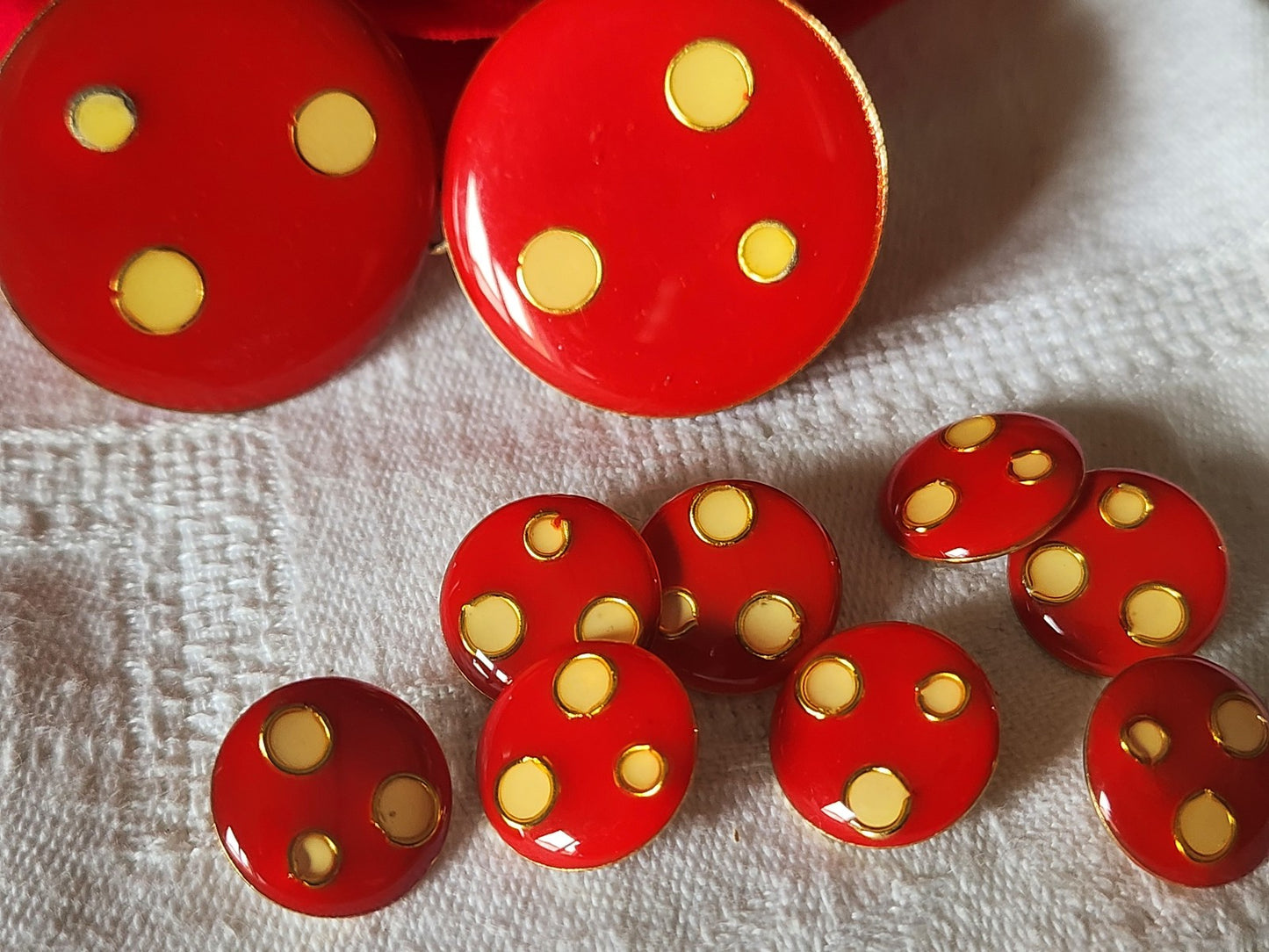 Rare Boucle de ceinture ancienne avec ses 8 boutons assortis rouge  T1
