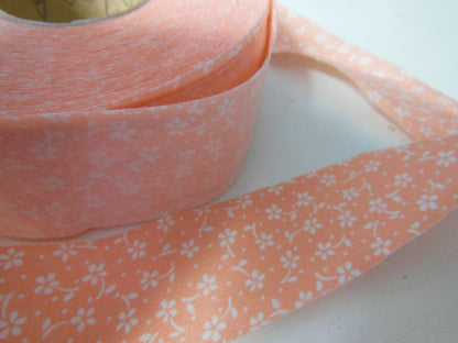 Biais galon vintage rose saumon motif fleur blanc ruban shabby 10 mètres 3 cm A4