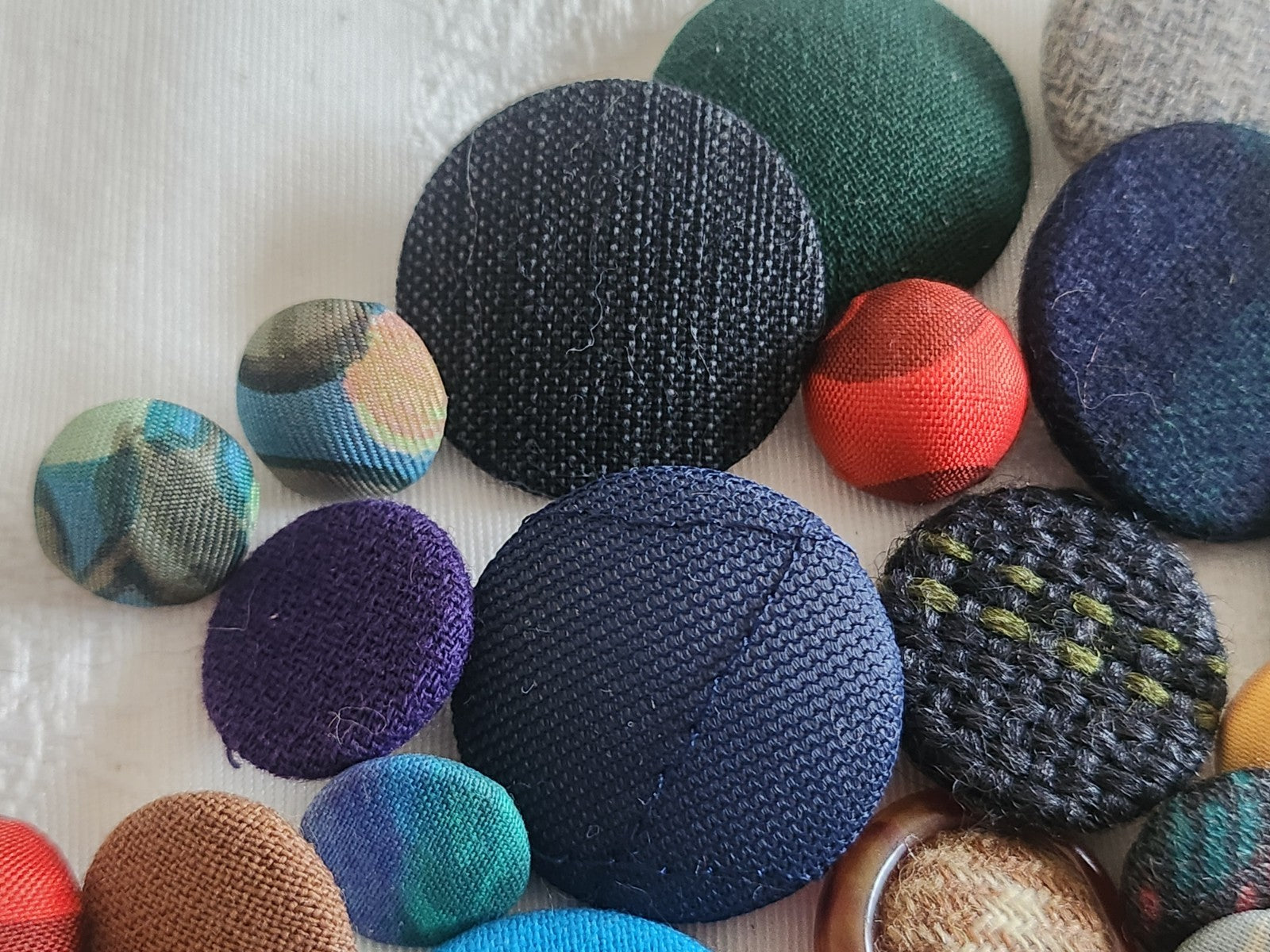 Lot 66 boutons anciens  tissu vintage panaché pied 1 à 2,9 cm ref  6227