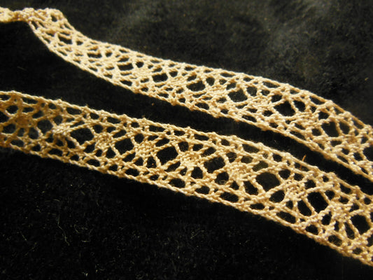Dentelle ancienne bi large entre deux 88 cm sur 1,5 cm T1-35