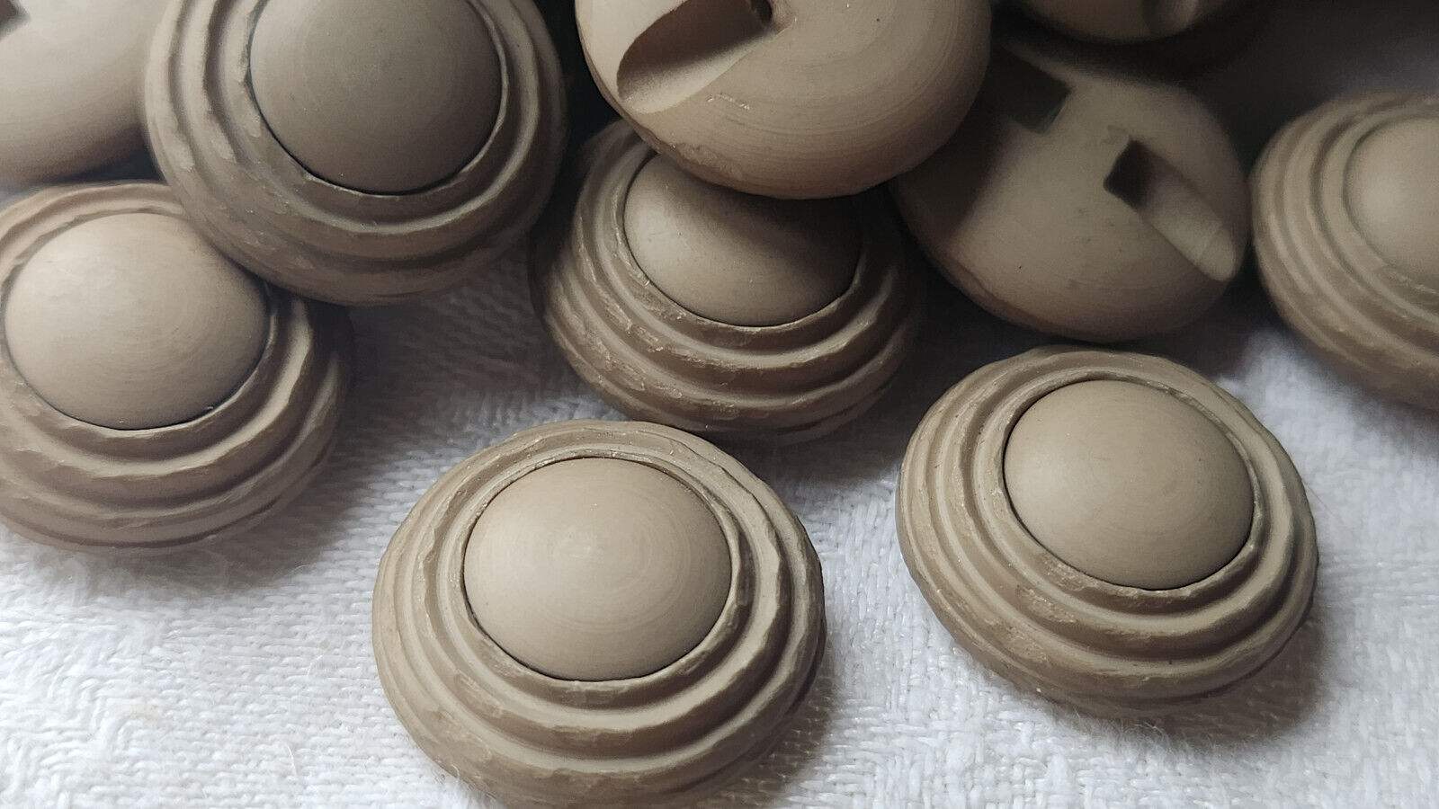 Lot 10 boutons vintage marron clair mat à pied  1,7 cm ref 2836