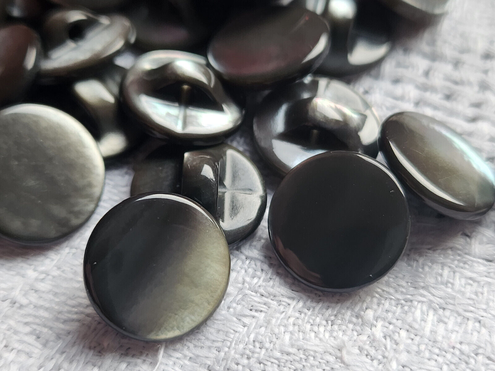 lot 6 boutons anciens en nacre gris lissé pied  1,2 cm ref 4825