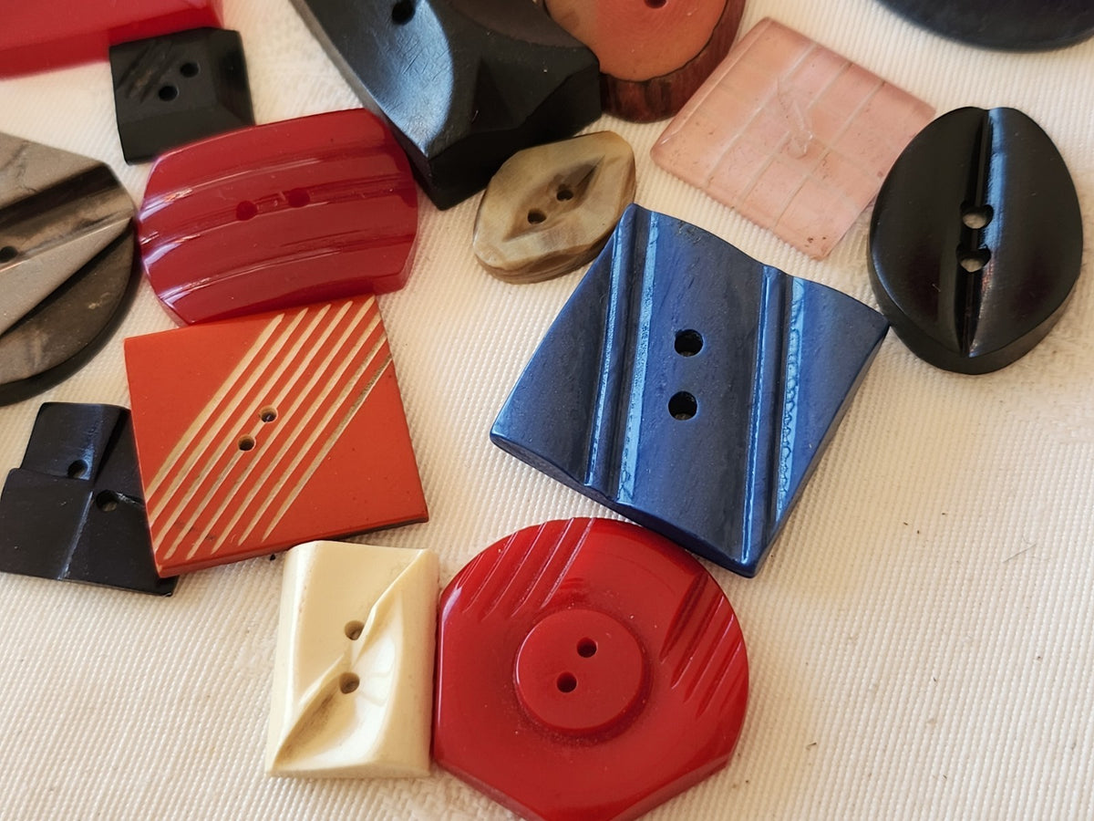 Lot 30 boutons anciens forme originale  collection 1,5 à 7,3 cm ref 6658