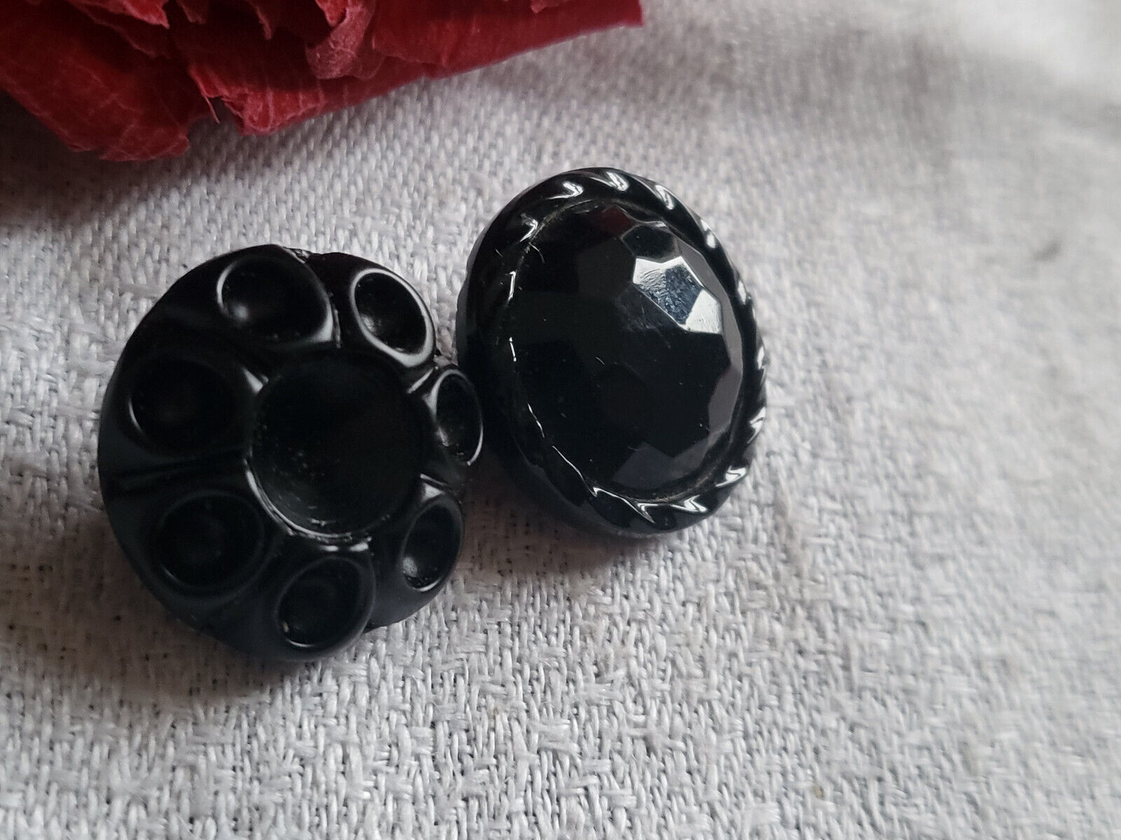 Duo boutons anciens en verre noir travaillé diamètre 1,7 cm G15K