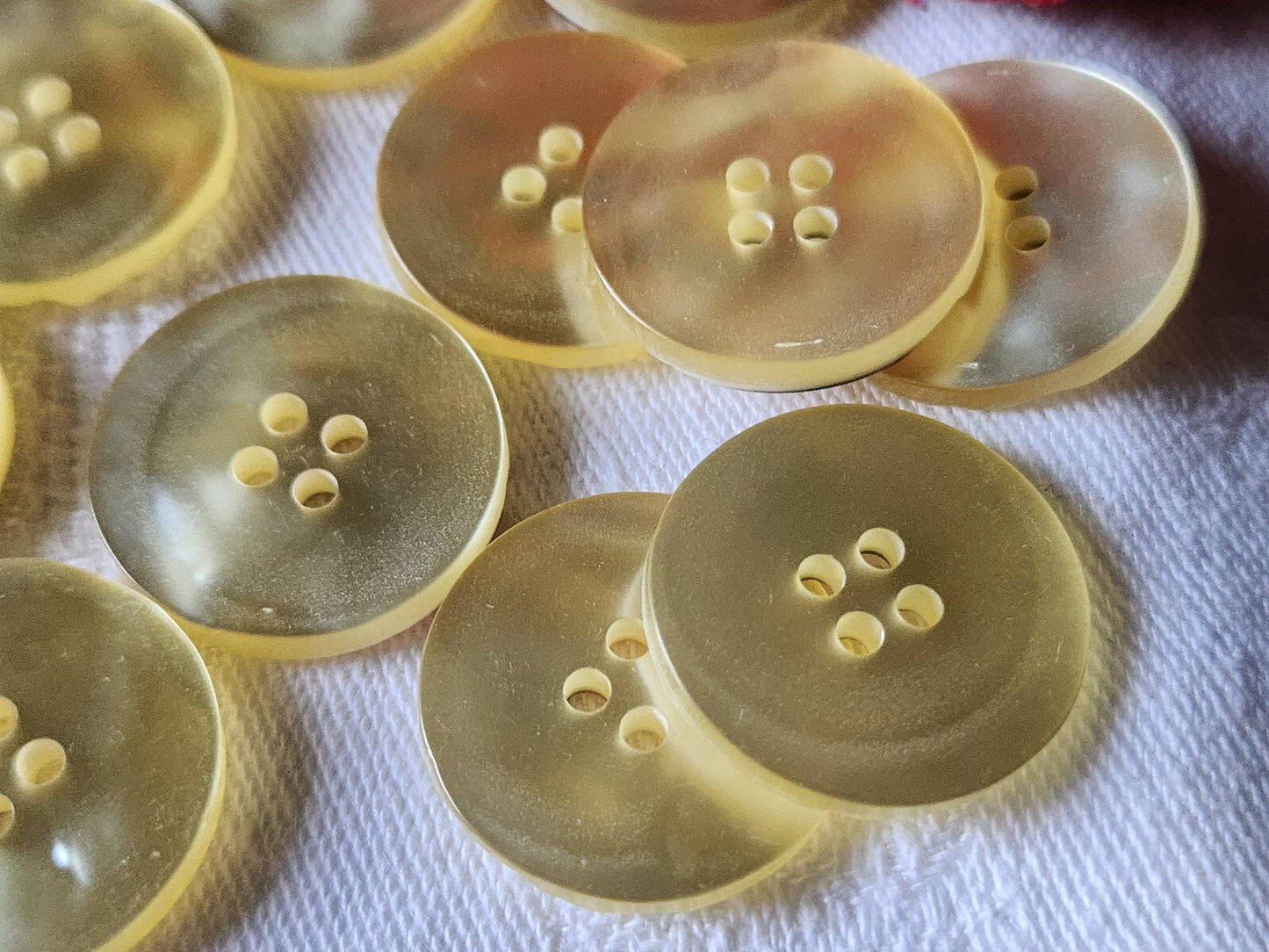 Lot 10 boutons vintage beige imitation nacre 2,2 cm ref 2315