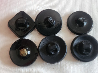 Lot 6 boutons anciens vintage  en verre noir  panaché 1,5  à 1,8 cm ref 6240