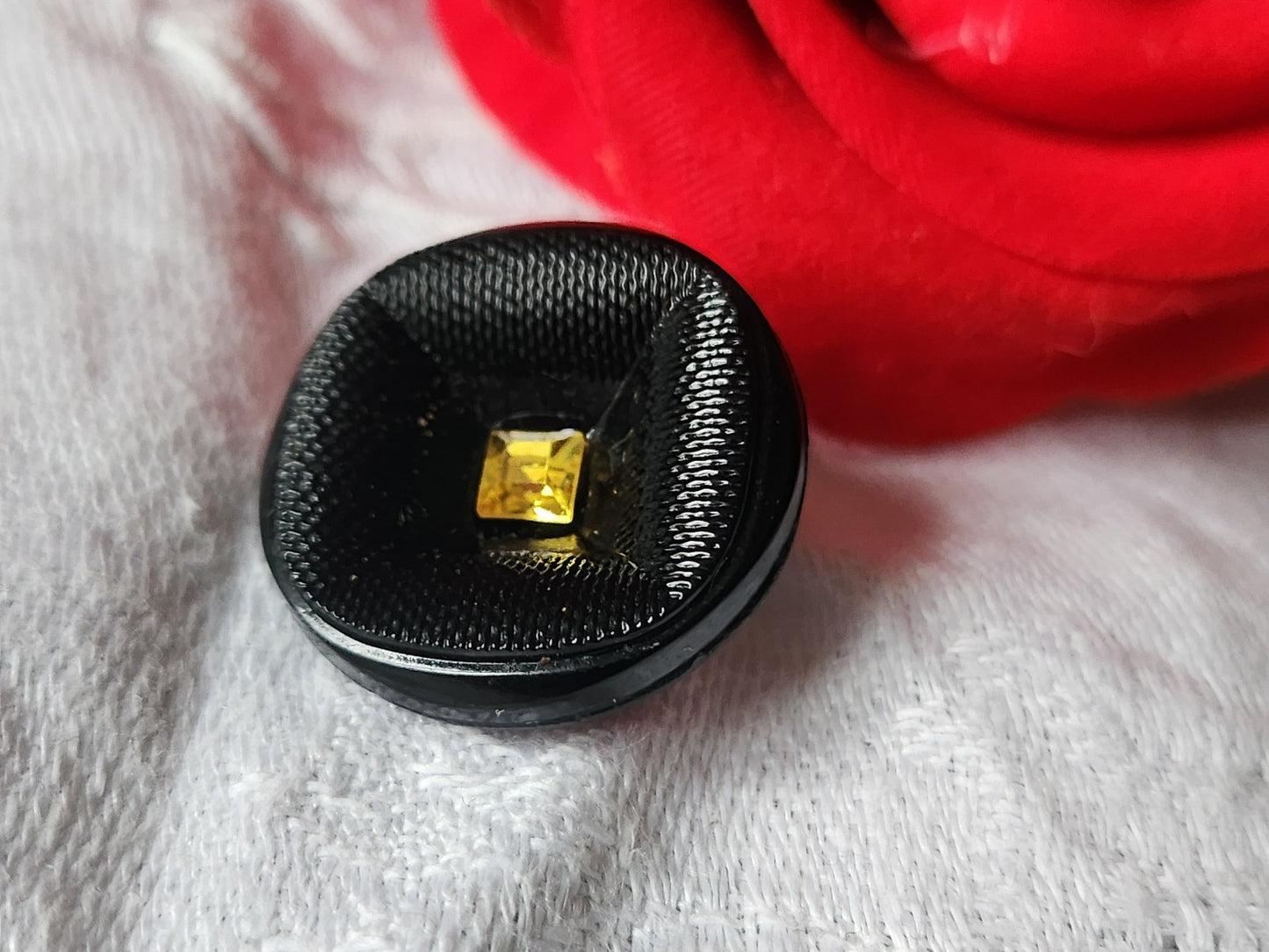 Gros bouton ancien  en verre noir coeur strass jaune verre 2,3 cm D17H