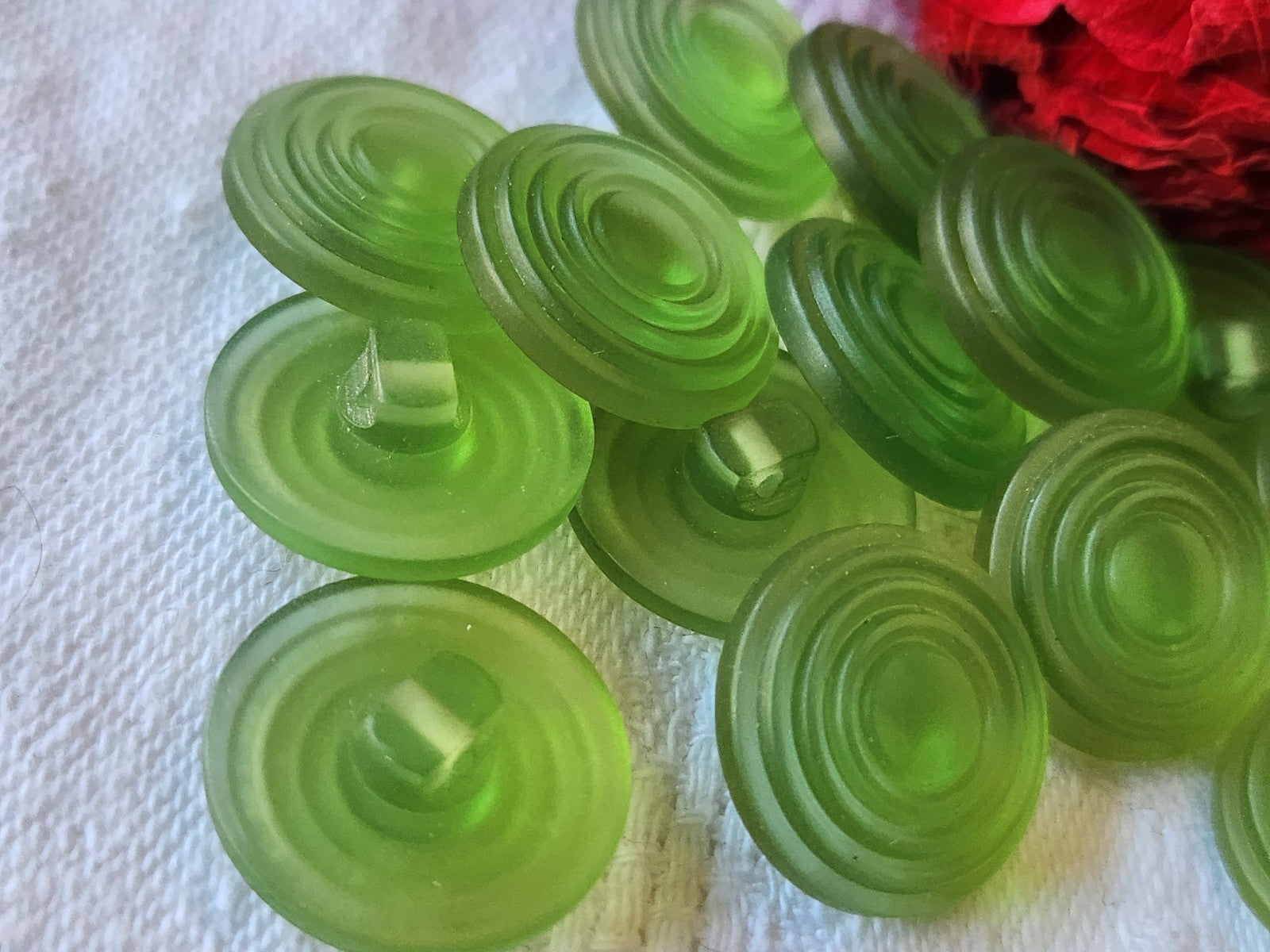 Lot 9  boutons vintage vert mat spirale pied 1,7 cm ref 4980