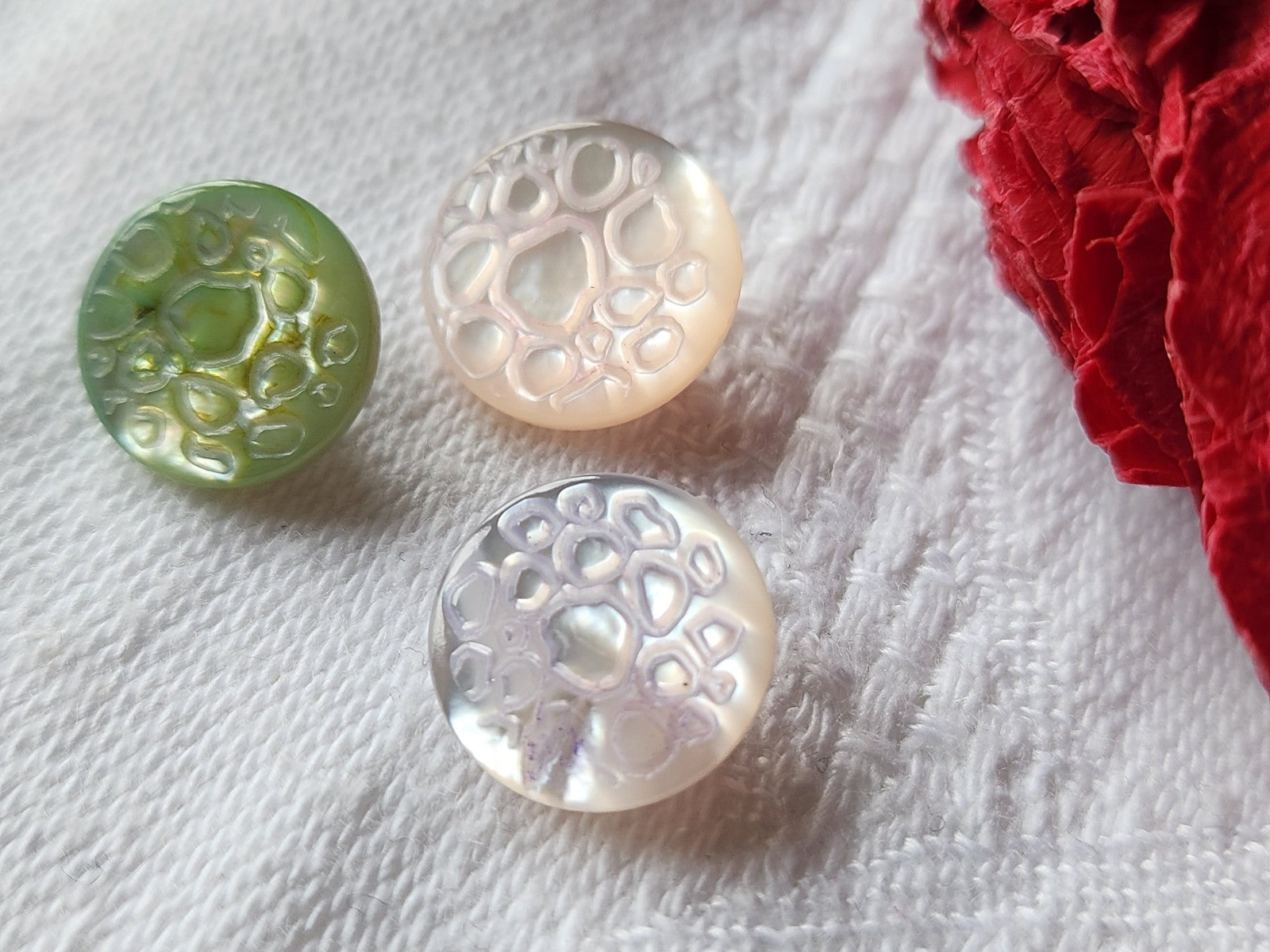 Trio petits boutons anciens en nacre alveole ciselé 1,1/1,2 cm G13A