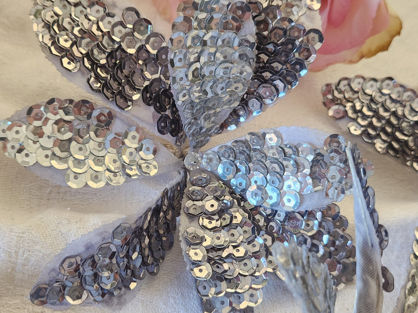 Lot 3 anciens ornement chapeau vintage modiste montée sur broche 12 cm