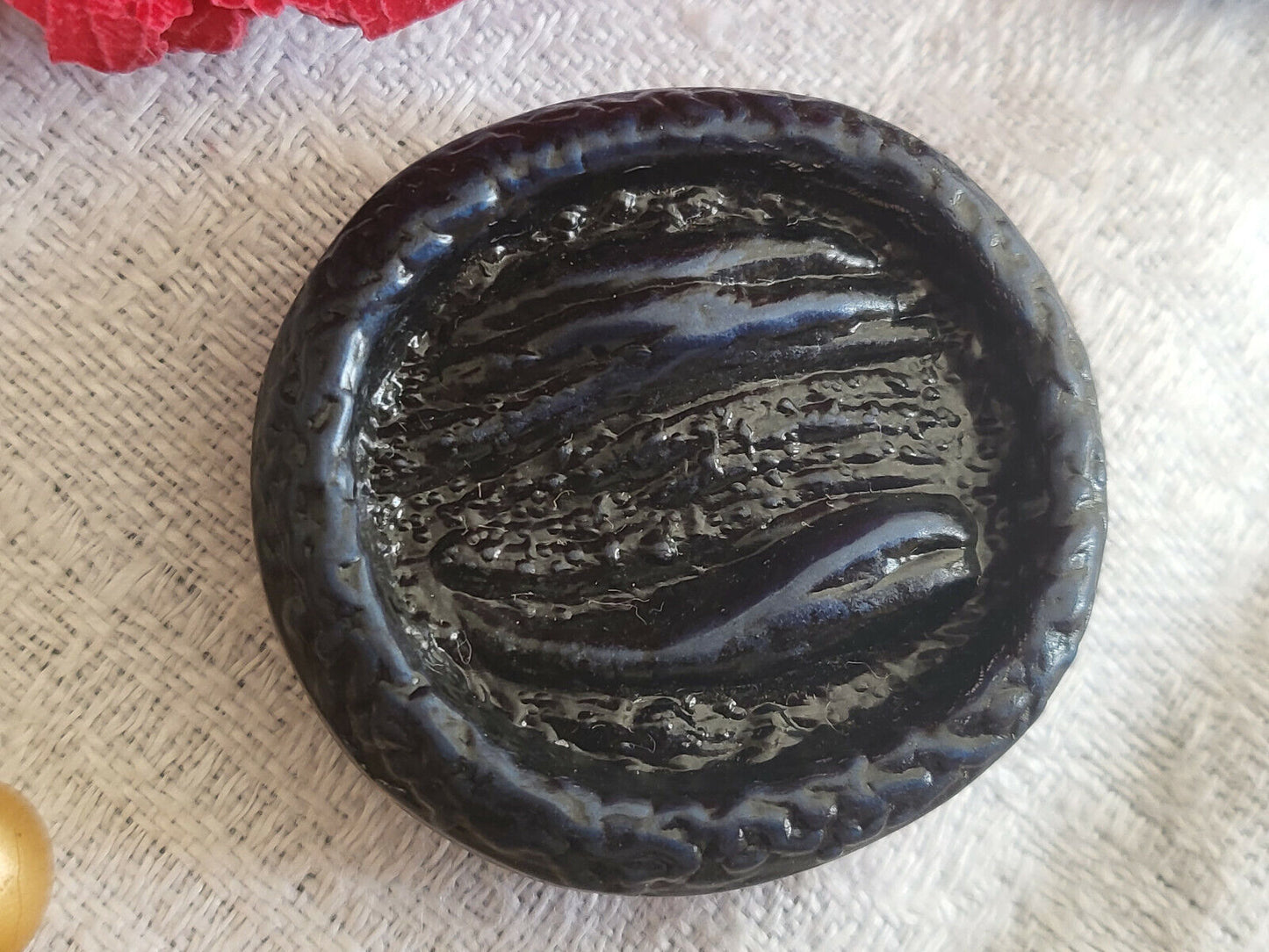 Gros bouton ancien ovale bleu noir texturé vintage 3,1 sur 3,4 cm D15P