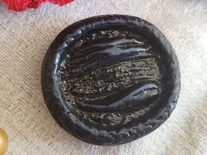 Gros bouton ancien ovale bleu noir texturé vintage 3,1 sur 3,4 cm D15P
