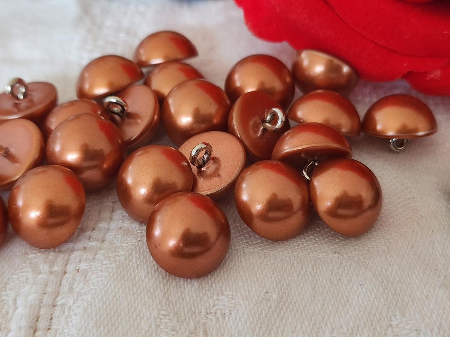Lot 21  boutons orangé  fond d 'atelier 1,3 cm pied métal  ref 5959