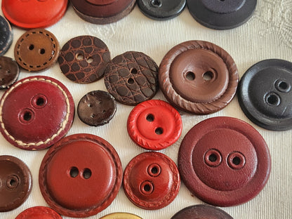 Gros lot de boutons anciens en cuir à trous panaché 1,4 à 3 cm ref 6349