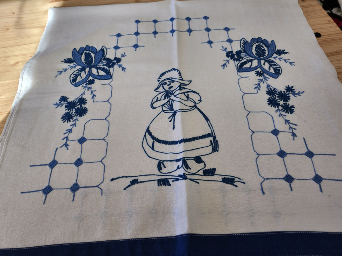 Ancien cache torchon broderie jeune fille priant superbe B8