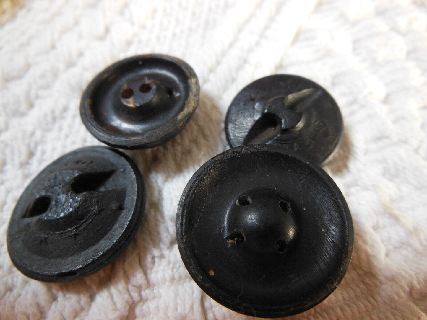 Lot 4 anciens boutons noir travaillé motif matière à définir  1,8 à 2 cm  D15N