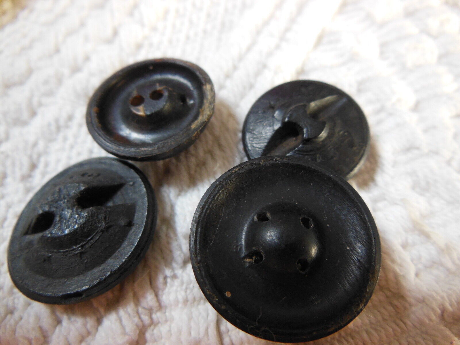 Lot 4 anciens boutons noir travaillé motif matière à définir  1,8 à 2 cm  D15N